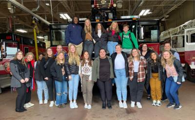 公共关系专业的学生参观了沃瓦托萨消防局，听取了消防员和当地居民的意见...