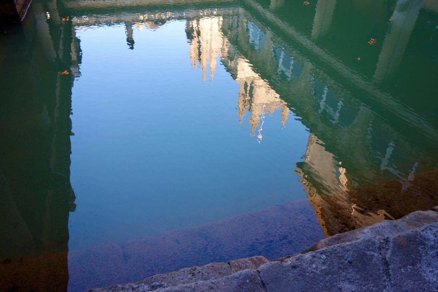 在罗马浴场的水池中反射出巴斯修道院